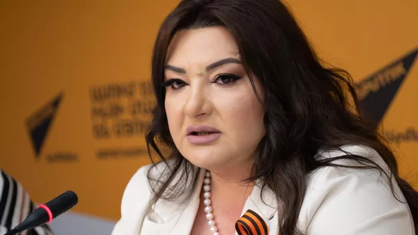 Пресс-секретарь лидера партии Процветающая Армения Иветта Тоноян на пресс-конференции на тему Какие мероприятия к 80-летию Победы провел в Армении фонд Царукян (8 мая 2025). Ереван - Sputnik Армения