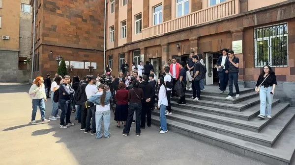 Учащиеся школы №8 имени А.Пушкина объявили забастовку (8 мая 2025) Еревaн - Sputnik Армения