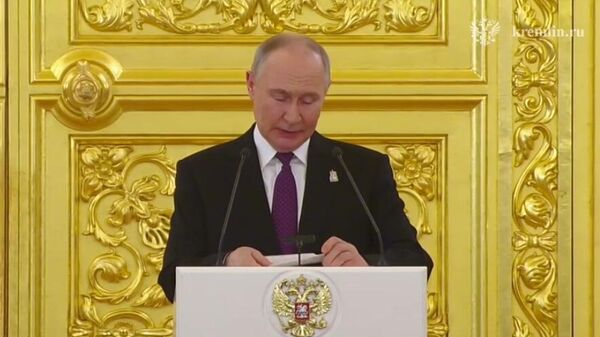 Владимир Путин выступает на обеде от имени президента РФ в честь глав делегаций, прибывших по случаю празднования 80-летия Победы - Sputnik Армения
