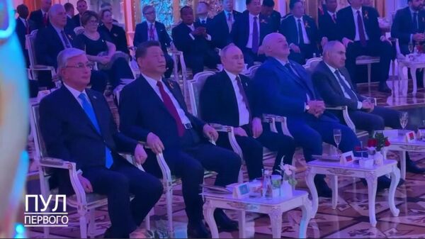 Никол Пашинян и другие высокопоставленные гости слушают в Кремле песню «С чего начинается Родина» - Sputnik Армения