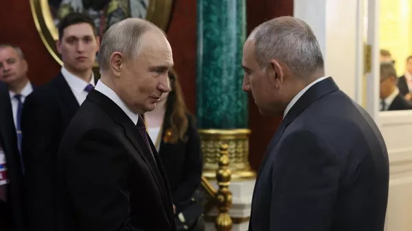 Президент РФ Владимир Путин и премьер-министр Армении Никол Пашинян после окончания обеда для глав иностранных делегаций (8 мая 2025). Москва - Sputnik Армения