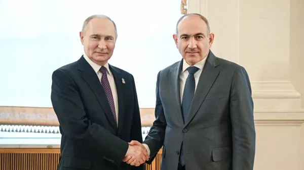 Президент РФ Владимир Путин и премьер-министр Армении Никол Пашинян после окончания обеда для глав иностранных делегаций (8 мая 2025). Москва - Sputnik Армения