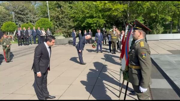 Высшее руководство Армении отдало дань памяти погибших в Великой Отечественной войне в парке Победы - Sputnik Армения