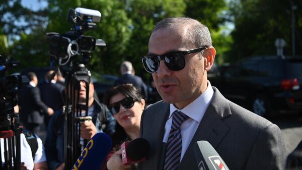 Секретарь Совбеза Армен Григорян общается с прессой во время возложения цветов к Вечному огню в парке Победы (9 мая 2025). Ереван - Sputnik Армения