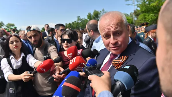 Посол России Сергей Копыркин во время возложения цветов к Вечному огню в парке Победы (9 мая 2025). Ереван - Sputnik Армения