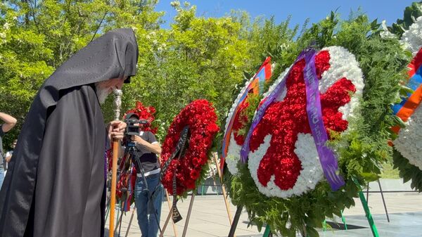 Католикос всех армян Гарегин возложил цветы к Вечному огню в парке Победы в Ереване - Sputnik Արմենիա