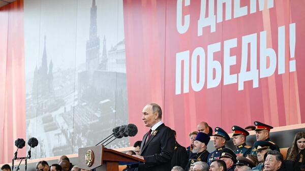 Президент РФ Владимир Путин выступает на Красной площади на военном параде, посвященном 80-летию Победы (9 мая 2025). Москва - Sputnik Армения