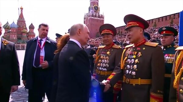 Путин на Красной площади пообщался с северокорейскими военнослужащими - Sputnik Արմենիա