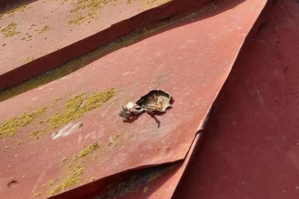 В результате обстрела жилого дома со стороны ВС Азербайджана повреждена крыша жилого дома в селе Хнацах (10 мая 2025). Сюник - Sputnik Армения