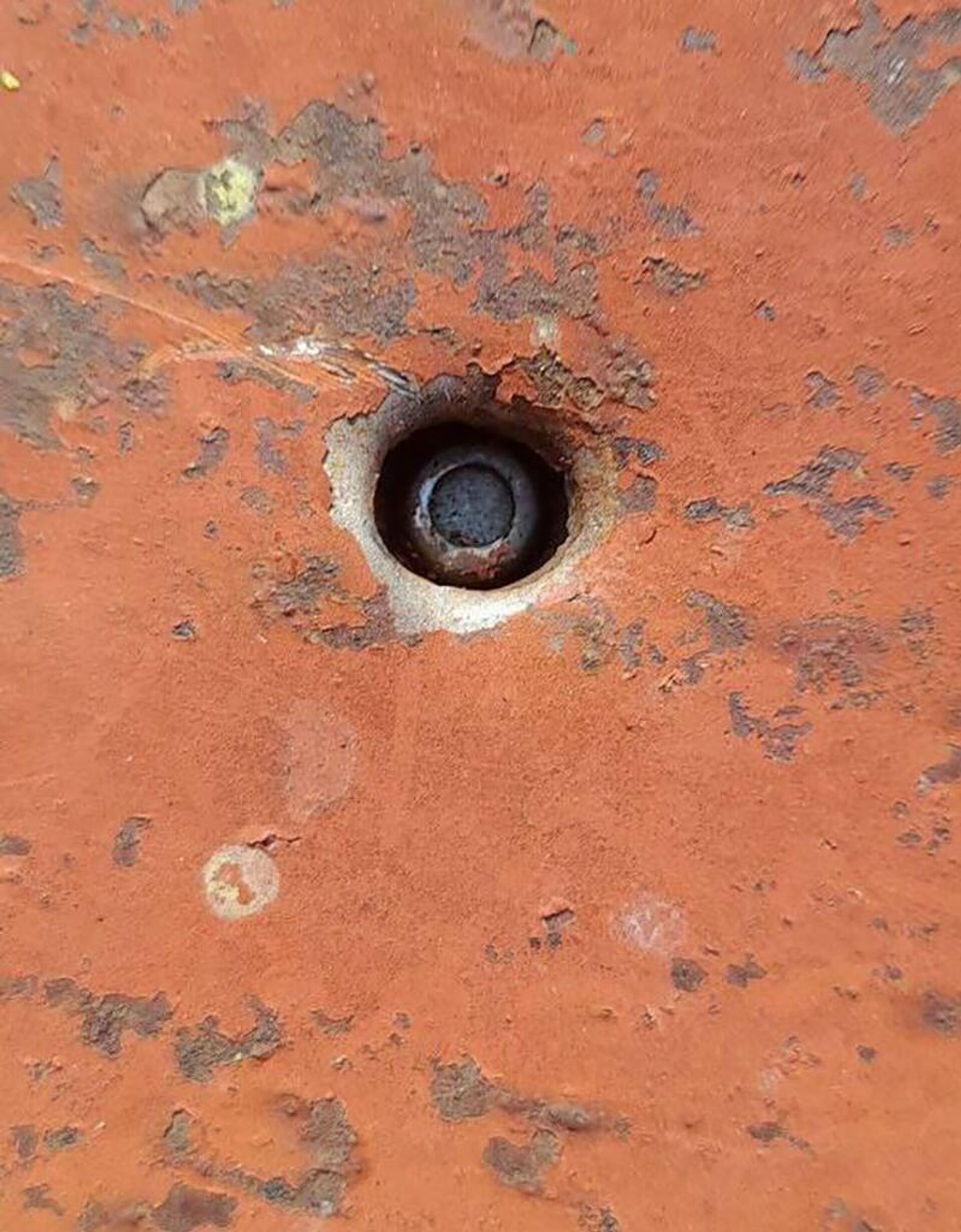 В результате обстрела жилого дома со стороны ВС Азербайджана повреждена крыша жилого дома в селе Хнацах (10 мая 2025). Сюник - Sputnik Армения, 1920, 10.05.2025