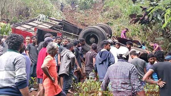 Автобус, следовавший из Катарагамы в Курунегала через Нувара-Элию, съехал с дороги и упал в пропасть (11 мая 2025). Шри-Ланка - Sputnik Армения
