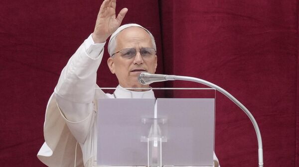 Папа Лев XIV произносит свое благословение с центрального балкона собора Святого Петра в ходе своего первого воскресного благословения (11 мая 2025). Ватикан - Sputnik Армения