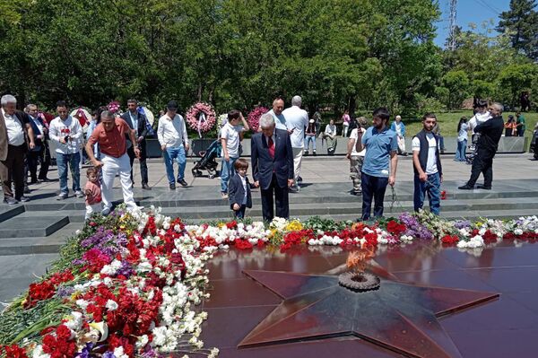 САР возлагает венок у вечного огня в день Победы в Великой Отечественной войне (9 мая 2025). Еревaн - Sputnik Армения