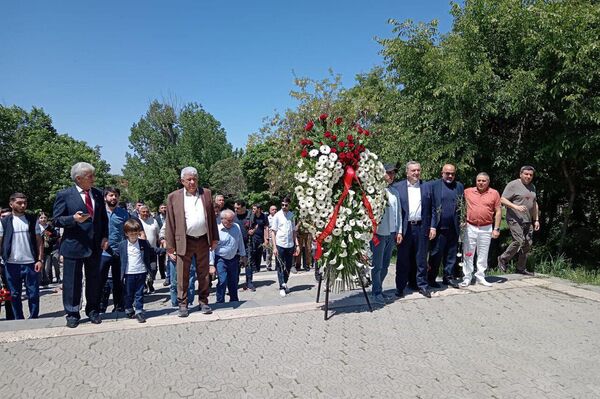 САР возлагает венок у вечного огня в день Победы в Великой Отечественной войне (9 мая 2025). Еревaн - Sputnik Армения