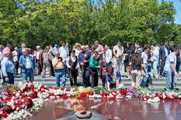 САР возлагает венок у вечного огня в день Победы в Великой Отечественной войне (9 мая 2025). Еревaн - Sputnik Армения