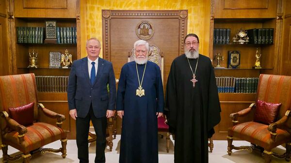 Его Святейшество Арам А встретился с послом РФ в Ливане Александром Рудаковым, которого сопровождал отец Филипп, лидер русской общины в Ливане и Сирии (12 мая 2025). Бейрут - Sputnik Армения