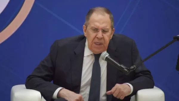 Сначала Зеленский требовал, чтобы Путин прибыл лично, потом ему старшие товарищи объяснили, что не надо так глупо себя вести и нужны переговоры - Лавров - Sputnik Армения
