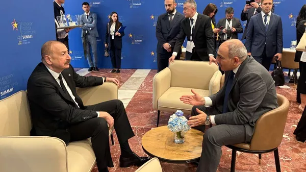 Встреча премьер-министра Армении Никола Пашиняна и президента Азербайджана Ильхама Алиева (16 мая 2025). Тирана - Sputnik Армения