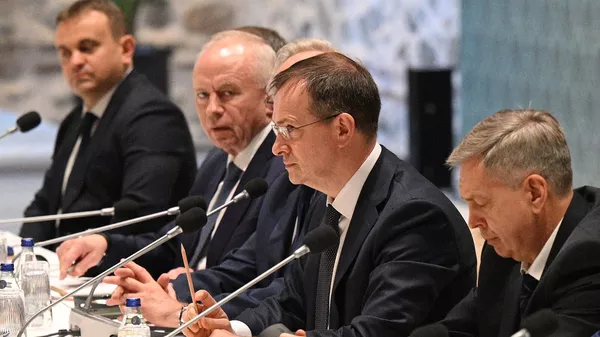 Российская делегация во главе с советником Президента России Владимиром Мединским во время переговоров Россия-Украина (16 мая 2025). Стамбул - Sputnik Армения