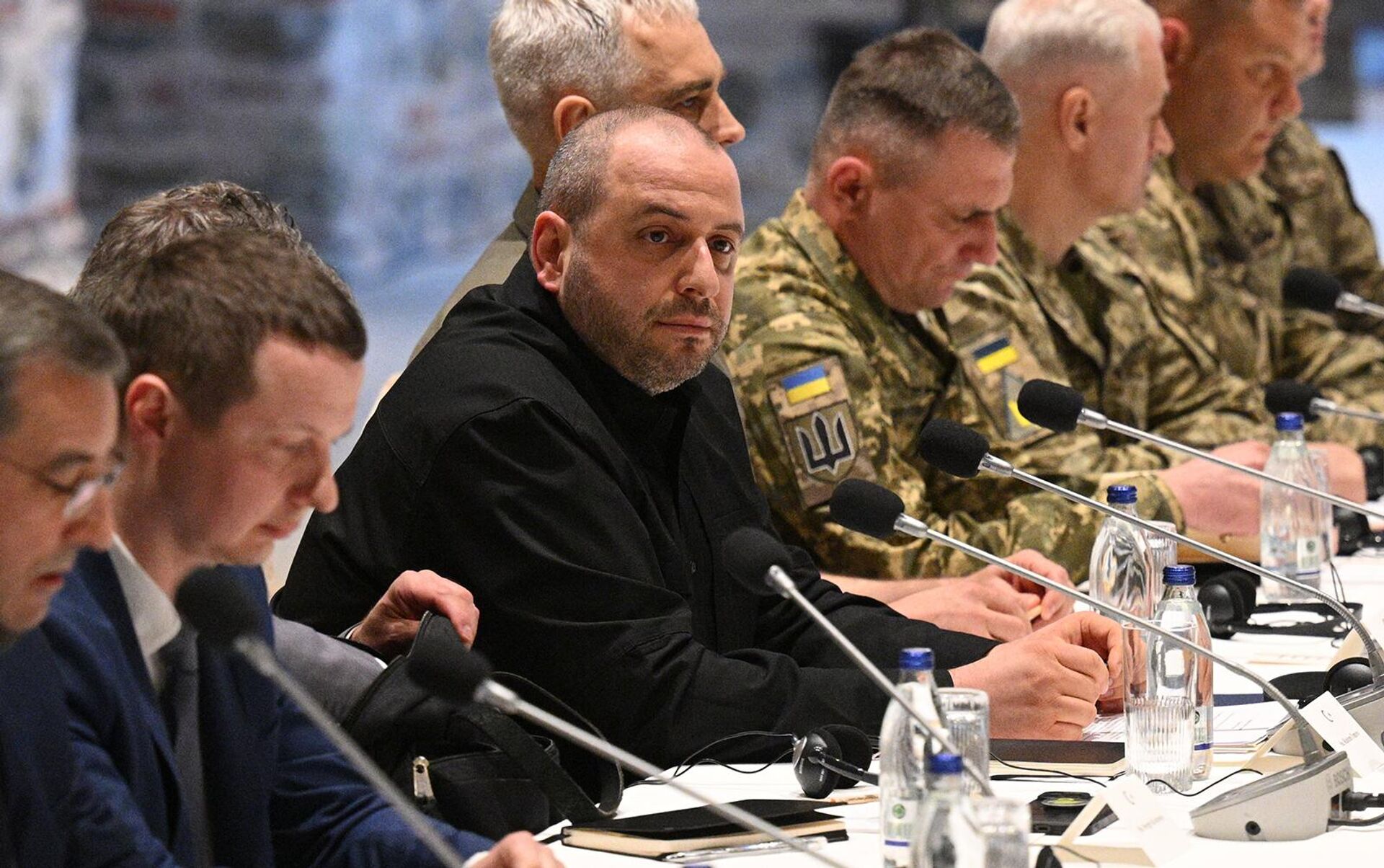 Украинская делегация во главе с министром обороны Рустемом Умеровым во время переговоров Россия-Украина (16 мая 2025). Стамбул - Sputnik Արմենիա, 1920, 16.05.2025