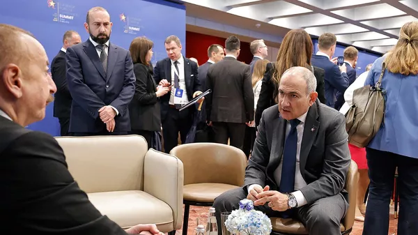 Встреча премьер-министра Армении Никола Пашиняна и президента Азербайджана Ильхама Алиева (16 мая 2025). Тирана - Sputnik Армения