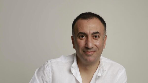 Французский писатель и общественный деятель Карен Хуршудян удостоен президентом Франции Эммануэлем Макроном почетного звания Рыцарь национальных заслуг - Sputnik Армения