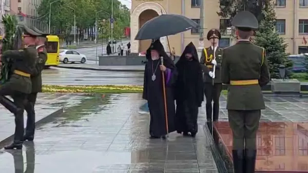 Верховный Патриарх Католикос всех армян Гагерин II возложил цветы к монументу Победы в Минске - Sputnik Армения