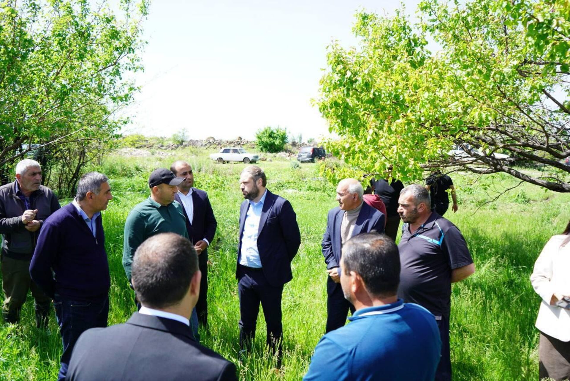 Министр экономики Геворг Папоян посетил ряд населенных пунктов, пострадавших от града (17 мая 2025). Арагацотнская область - Sputnik Արմենիա, 1920, 18.05.2025