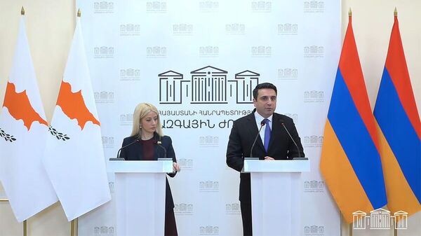 Совместная пресс-конференция Председателей парламентов Армении и Кипра Алена Симоняна и Аниты Димитриу по итогам встречи (19 мая 2025). Еревaн - Sputnik Армения