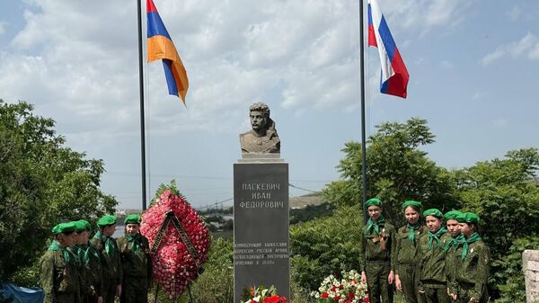Торжественная церемония возложения цветов у памятника Ивану Паскевичу (19 мая 2025). Еревaн - Sputnik Армения
