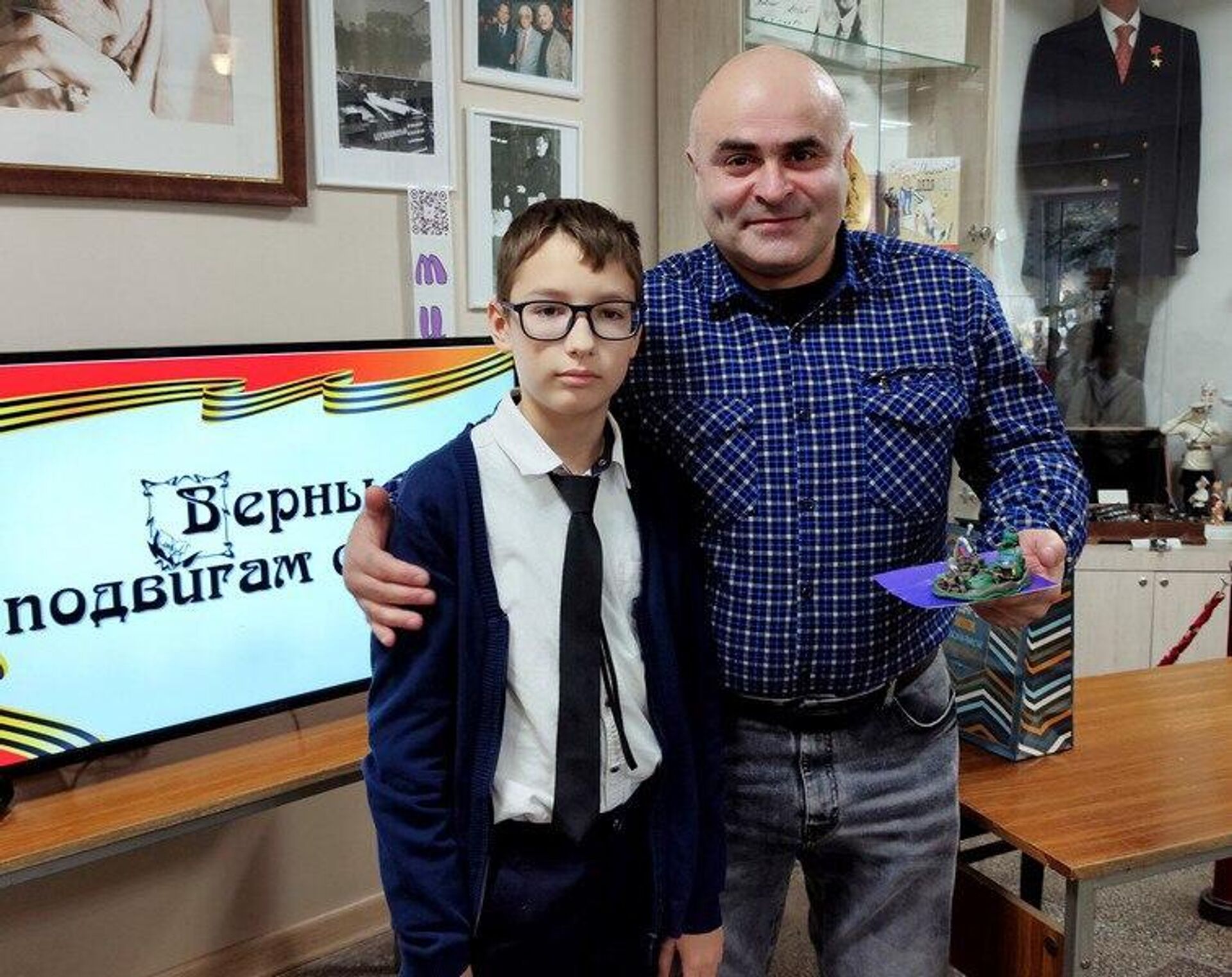 Почетный гость часа юного патриота Верны подвигам отцов, участник специальной военной операции, майор 44-го армейского корпуса отдельной мотострелковой бригады Виталий Гасумян (19 мая 2025). Георгиевск - Sputnik Արմենիա, 1920, 19.05.2025