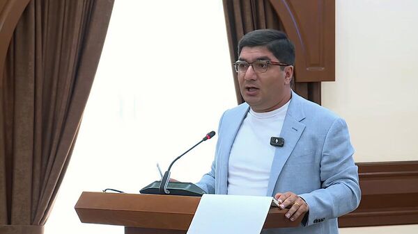 Член Совета старейшин Месроп Манукян во время очередного заседания Совета старейшин - Sputnik Армения