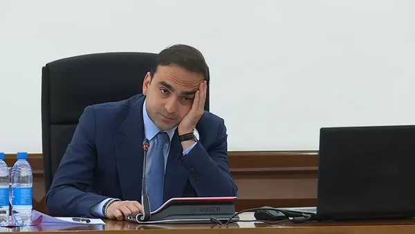 Мэр Тигран Авинян во время очередного заседания Совета старейшин столицы (20 мая 2025). Еревaн - Sputnik Армения