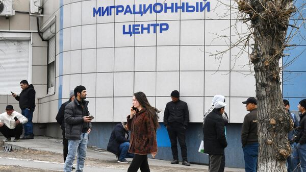 Иностранные граждане возле многофункционального миграционного центра в Чите. - Sputnik Армения