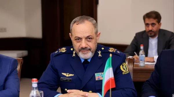 Министр обороны и поддержки Вооруженных сил ИРИ, бригадный генерал Азиз Насирзаде на встрече с министром обороны Армении Суреном Папикяном (20 мая 2025). Еревaн - Sputnik Армения