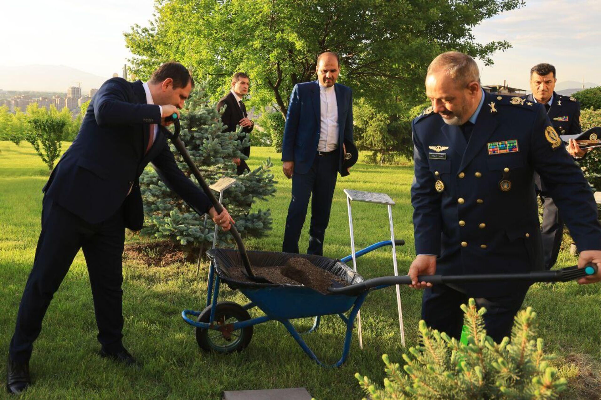 Министр обороны и поддержки Вооруженных сил ИРИ, бригадный генерал Азиз Насирзаде посадил именную ель на территории административного комплекса министерства обороны РА (20 мая 2025). Еревaн Министр обороны и поддержки Вооруженных сил ИРИ, бригадный генерал Азиз Насирзаде посадил именную ель на территории административного комплекса министерства обороны РА (20 мая 2025). Еревaн - Sputnik Արմենիա, 1920, 20.05.2025