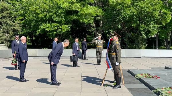 Սերգեյ Լավրովը ծաղկեպսակ դրեց Երևանի Հաղթանակի զբոսայգու անմար կրակի մոտ - Sputnik Արմենիա