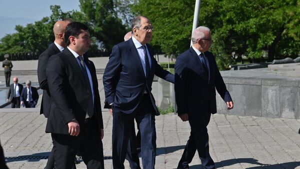 Սերգեյ Լավրովը ծաղկեպսակ դրեց Երևանի Հաղթանակի զբոսայգու անմար կրակի մոտ - Sputnik Արմենիա