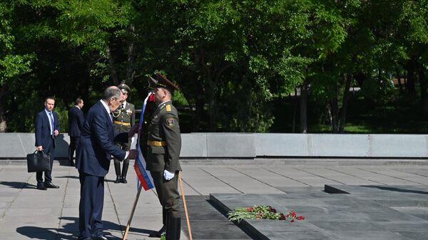 Սերգեյ Լավրովը ծաղկեպսակ դրեց Երևանի Հաղթանակի զբոսայգու անմար կրակի մոտ - Sputnik Արմենիա