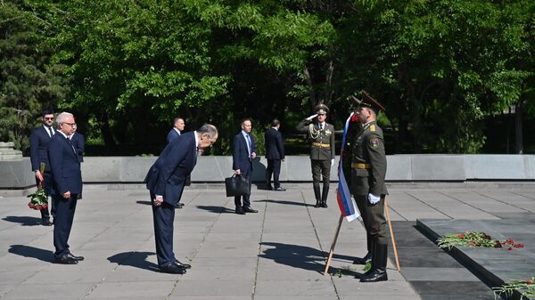 Սերգեյ Լավրովը ծաղկեպսակ դրեց Երևանի Հաղթանակի զբոսայգու անմար կրակի մոտ - Sputnik Արմենիա