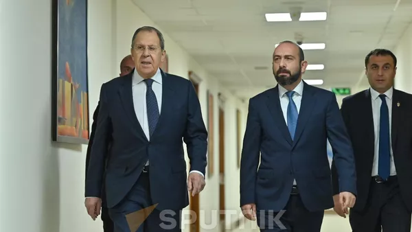 Mинистры иностранных дел РА и РФ Арарат Мирзоян и Сергей Лавров перед началом встречи в расширенном составе (21 мая 2025). Еревaн - Sputnik Армения