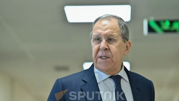 Mинистр иностранных дел РФ Сергей Лавров перед началом встречи с армянским коллегой в расширенном составе (21 мая 2025). Еревaн - Sputnik Армения