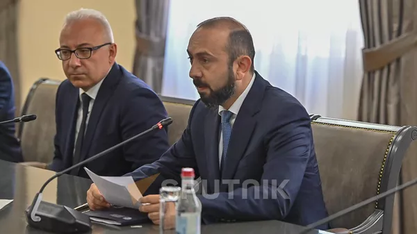 Mинистры иностранных дел РА Арарат Мирзоян во время встречи с российским коллегой в расширенном составе (21 мая 2025). Еревaн - Sputnik Армения
