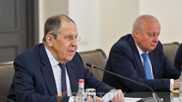Mинистр иностранных дел РФ Сергей Лавров во время встречи с армянским коллегой в расширенном составе (21 мая 2025). Еревaн - Sputnik Արմենիա