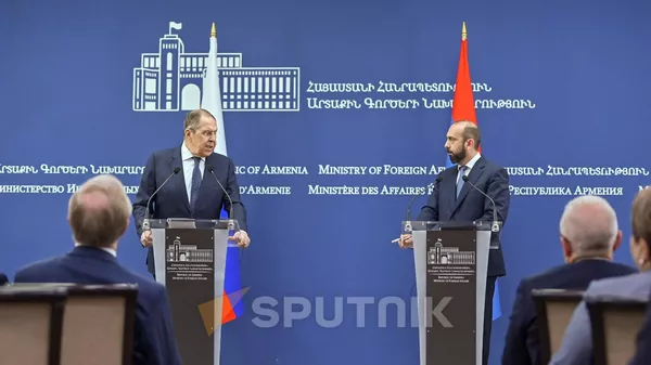 Совместная пресс-конференция глав МИД Армении и России Арарата Мирзояна и Сергея Лаврова по итогам встречи (21 мая 2025). Еревaн - Sputnik Армения