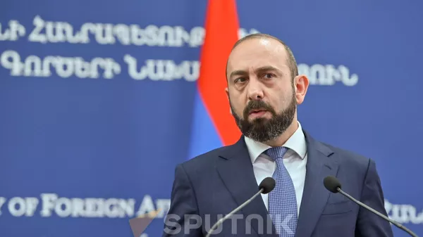 Министр иностранных дел Армении Арарат Мирзоян на совместной пресс-конференции с российским коллегой по итогам встречи (21 мая 2025). Еревaн - Sputnik Армения