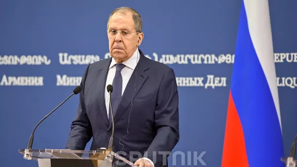 Министр иностранных дел России Сергей Лавров на совместной пресс-конференции с армянским коллегой по итогам встречи (21 мая 2025). Еревaн - Sputnik Армения