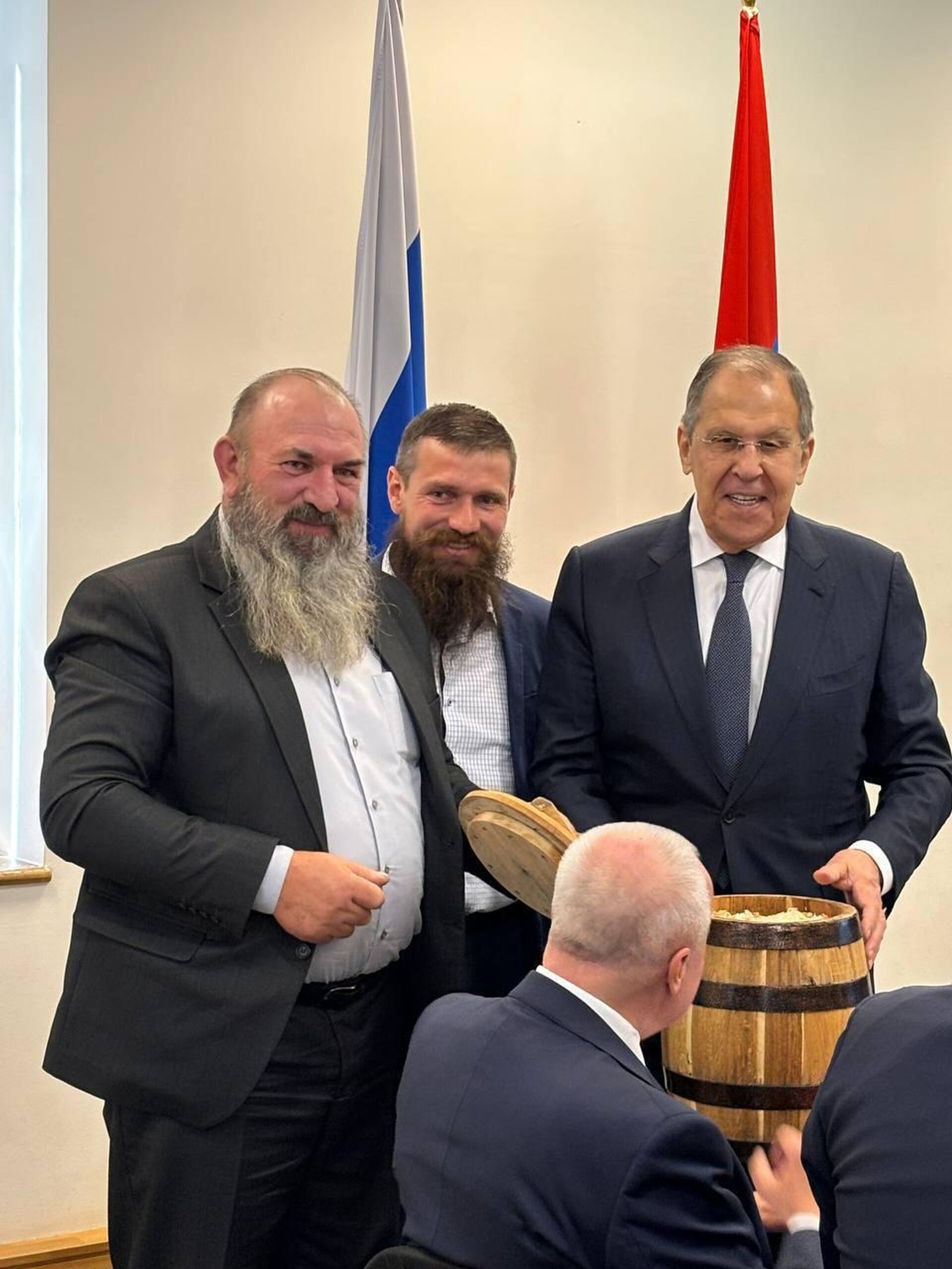Сергею Лаврову молокане подарили кадушку с капустой (21 мая 2025). Еревaн Сергею Лаврову молокане подарили кадушку с капустой (21 мая 2025). Еревaн - Sputnik Արմենիա, 1920, 21.05.2025