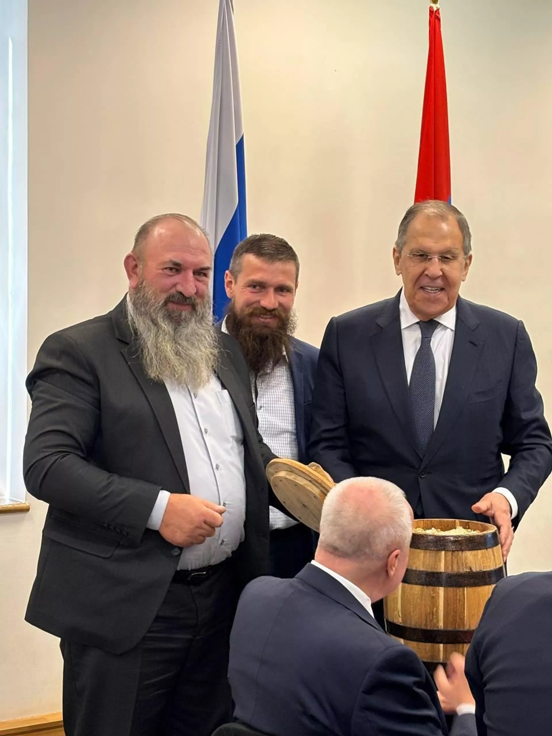 Сергею Лаврову молокане подарили кадушку с капустой (21 мая 2025). Еревaн Сергею Лаврову молокане подарили кадушку с капустой (21 мая 2025). Еревaн - Sputnik Արմենիա, 1920, 21.05.2025