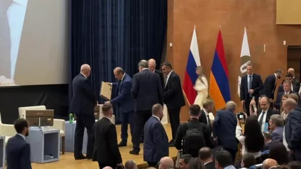 Подарки Лаврову в РАУ - Sputnik Армения